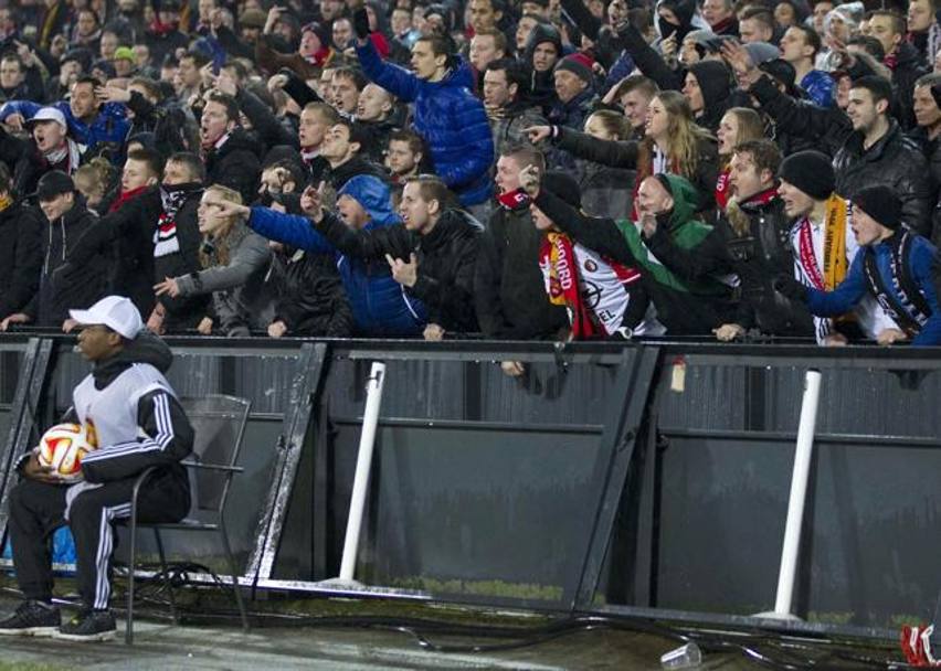 I tifosi del Feyenoord a bordocampo. Reuters